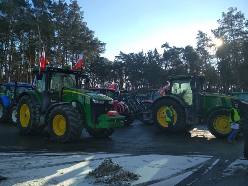 Grupa ponad 30 rolników z powiatu brzeskiego wyjechała na traktorach na opolskie ulice. Chcą odszkodowań za wysuszone plony [fot. Joanna Matlak]