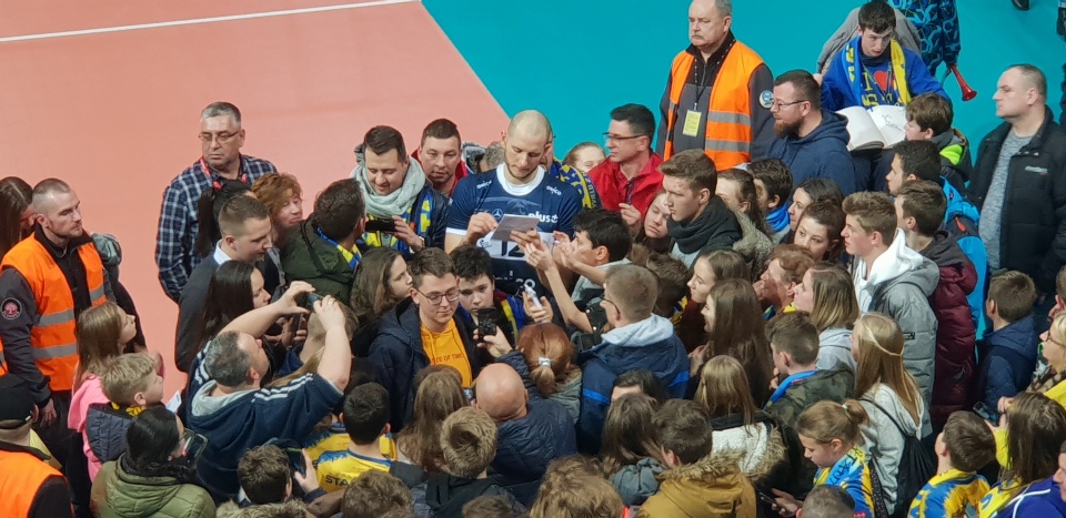 Bartosz Kurek jeszce długo po meczu rozdawał autografy