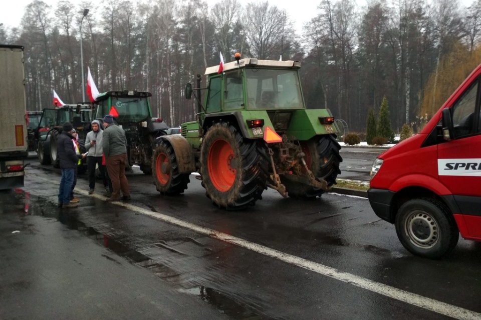 Rolnicy w ubiegłym roku wyjeżdżając na ulice powiatu opolskiego zwracali uwagę że "Polska wieś upada" [fot. Joanna Matlak]