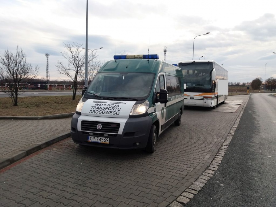 Kierowcy autobusu zatrzymani przez opolskich inspektorów WITD [fot. WITD]