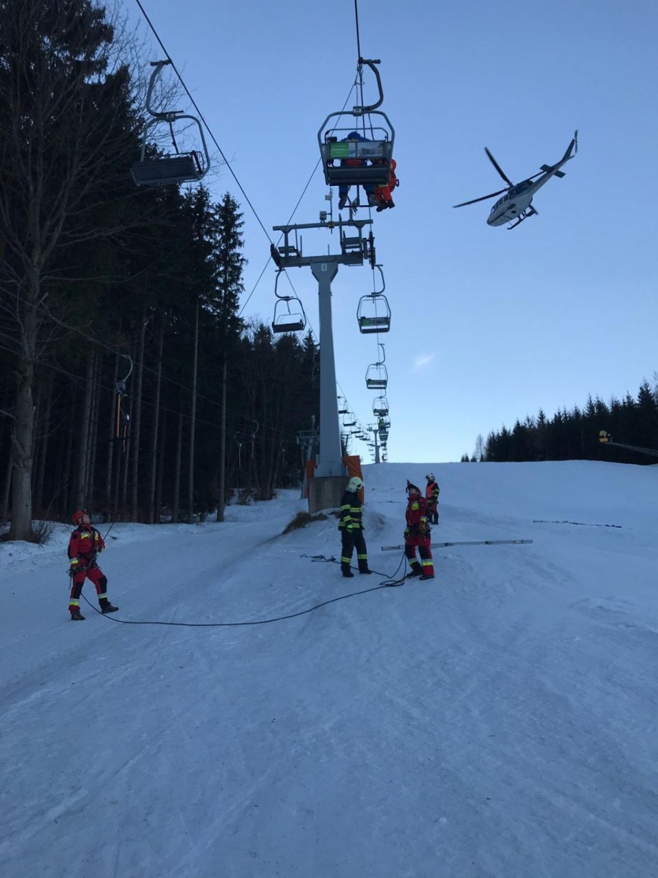 Akcja ratowania turystów. Wyciąg narciarski w czeskich Filipowicach [Fot. Hasicsky Zachranny Sbor Jesenik (straż pożarna w Jeseniku)]
