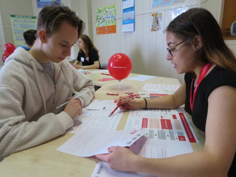 Podczas Festiwalu Nauki wolontariusze ZSM w Prudniku rejestrowali też potencjalnych dawców szpiku [zdj. Jan Poniatyszyn]