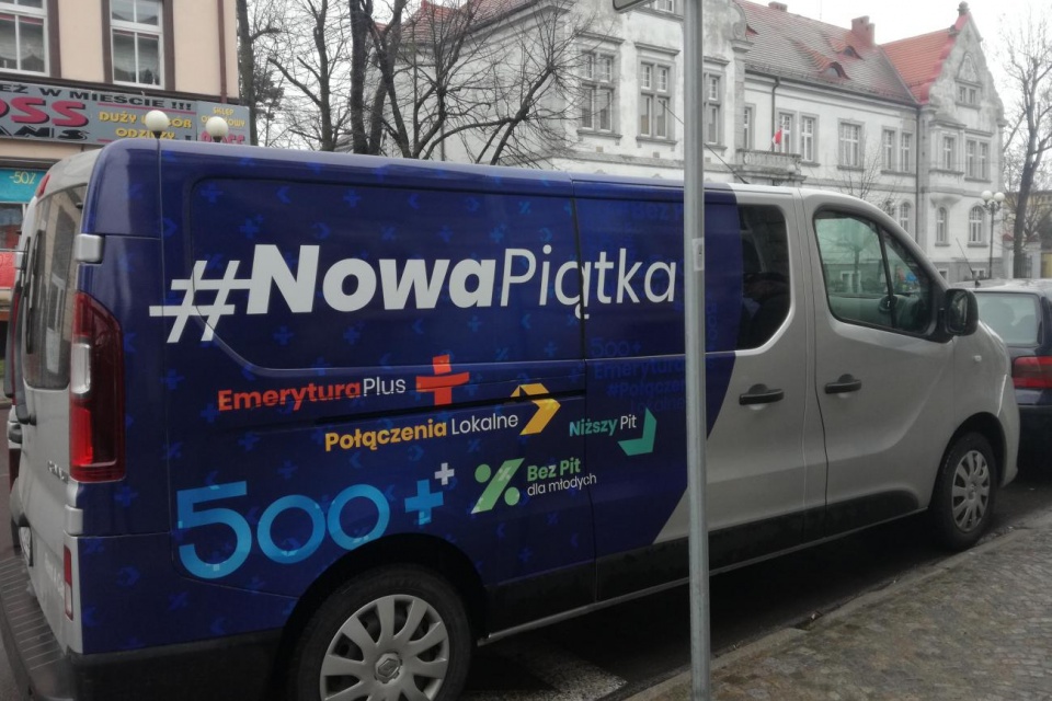 Bus "Nowej Piątki" odwiedził Grodków, Niemodlin i Tułowice [fot. Opolski Urząd Wojewódzki]