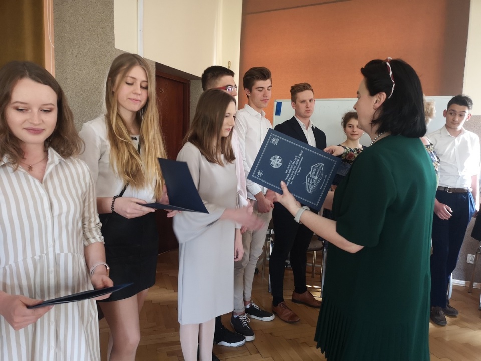 Maturzyści z III Liceum Ogólnokształcącego w Opolu odebrali świadectwa ukończenia szkoły [fot. Katarzyna Doros]
