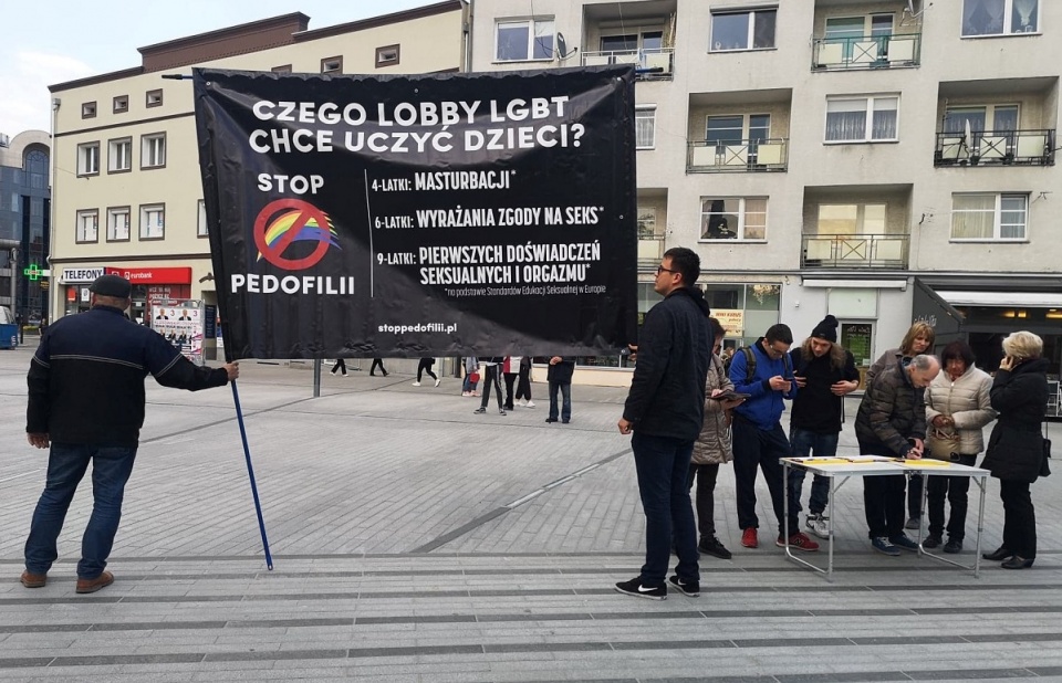 Fundacja Pro Prawo do Życia zbierała w Opolu podpisy pod inicjatywą "Stop pedofilii 2019" [fot. Katarzyna Doros]
