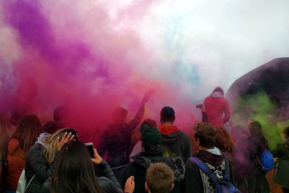 Święto Kolorów w Opolu. Park na osiedlu AK pełen młodzieży [fot. Joanna Matlak]