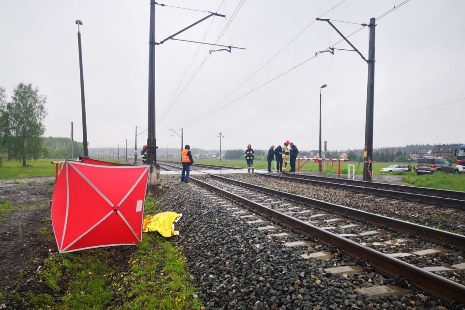 Śmiertelny wypadek na linii kolejowej między Kędzierzynem-Koźlem a Raciborzem [fot. straż]
