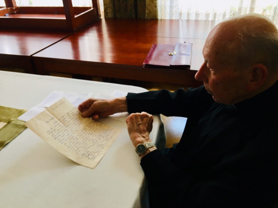 Kilka dni po śmierci bp Jana Bagińskiego wspomina kolega kursowy. "Ten list dostałem od niego w 1956 roku" [fot. Wiktoria Palarczyk]