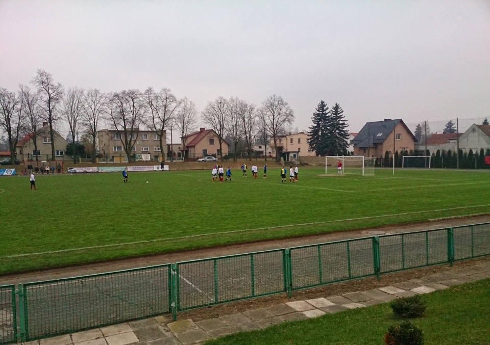 Stadion piłkarski w Głogówku [zdj.trzirogielwer.blogspot.com]