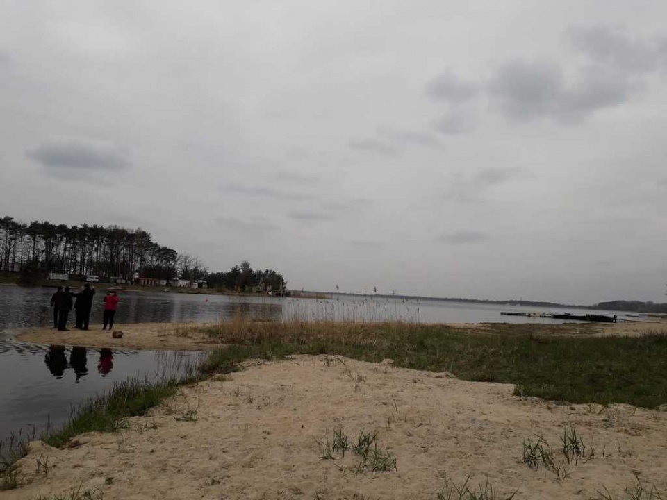 Naukowcy z Uniwersytetu Przyrodniczego we Wrocławiu przez trzy lata będą pracować nad uniwersalnym systemem rewitalizacji wody w Jeziorze Dużym w Turawie [fot. UM Turawa]