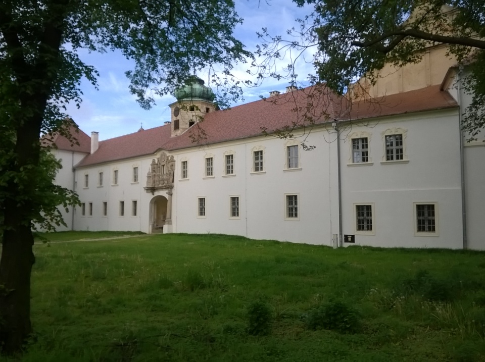 Odnowione, frontowe elewacje zamku w Głogówku [zdj. Jan Poniatyszyn]