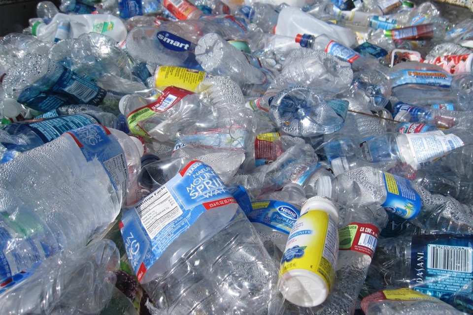 Plastikowe butelki [fot. domena publiczna]