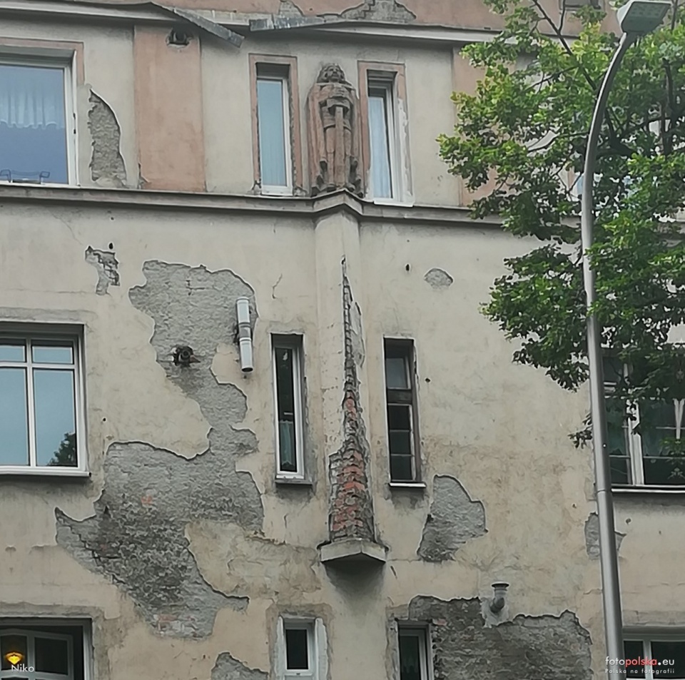 Rzeźba na kamienicy przy ul. Wrocławskiej 52 w Opolu [fot. Niko/fotopolska.eu]