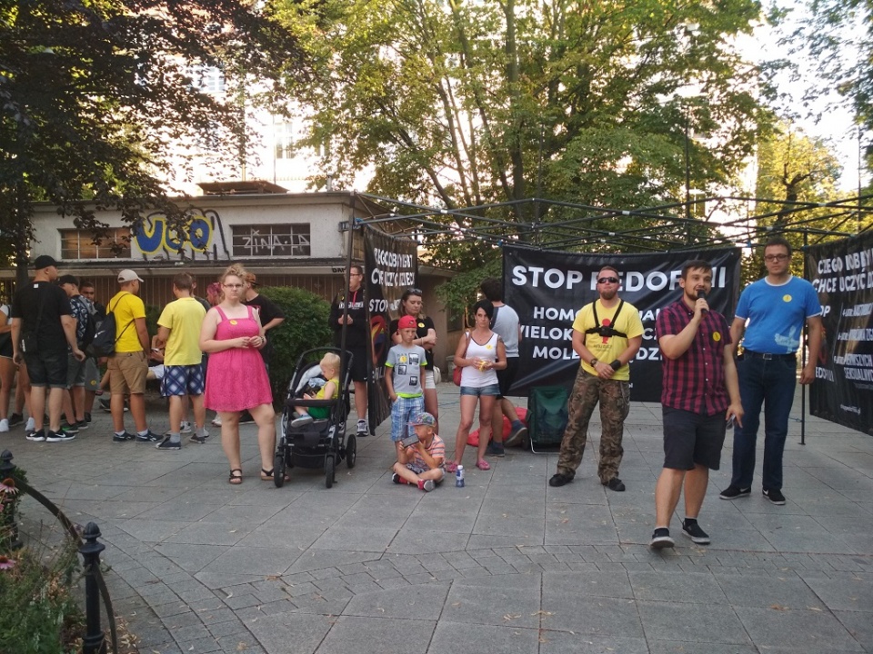 Tęczowe Opole kontra Ruch Narodowy. Dwa protesty na tym samym placu, w tym samym czasie [fot. Joanna Matlak]