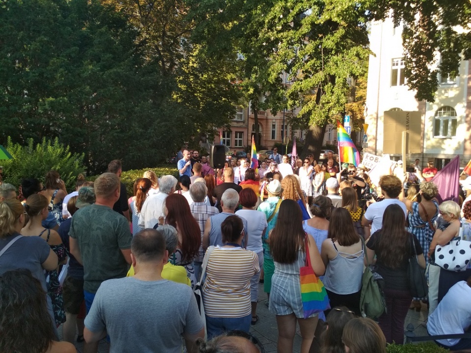 Tęczowe Opole kontra Ruch Narodowy. Dwa protesty na tym samym placu, w tym samym czasie [fot. Joanna Matlak]