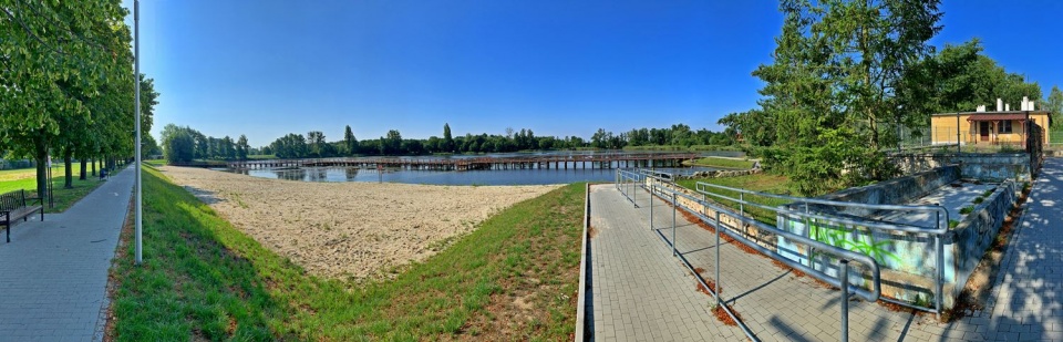 Teren dawnego basenu przy Korfantego w Brzegu [fot. Daniel Klimczak]