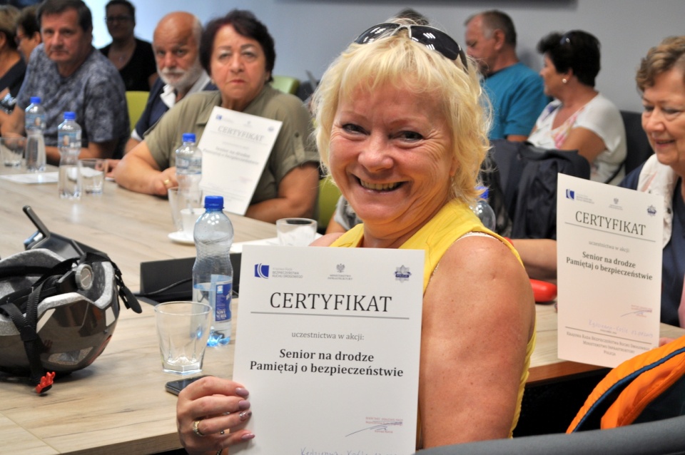 Seniorzy otrzymali certyfikaty za udział w szkoleniu [fot. A. Lecibil]
