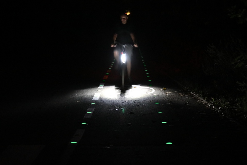 Prudnik: Luminescencyjne oznakowanie ścieżki rowerowej."To pierwsza taka instalacja w regionie" [fot. Gmina Prudnik]