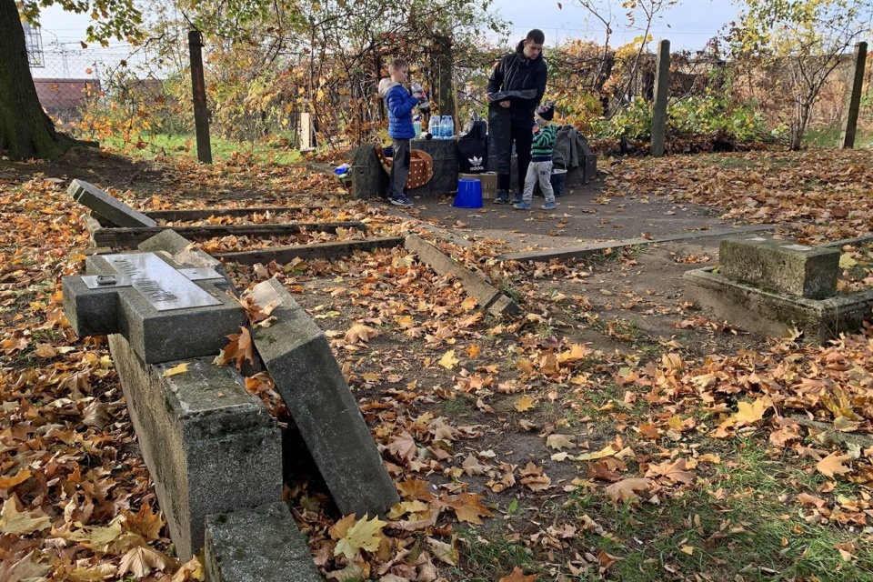 Młodzież Wszechpolska porządkuje cmentarz przy Niemodlińskiej [fot. Daniel Klimczak]