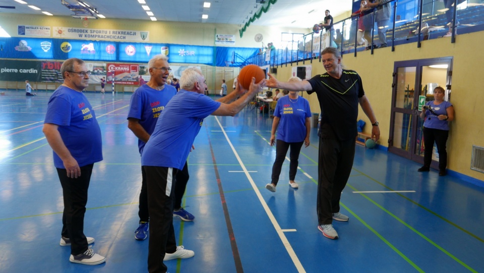 Blisko 70 seniorów rywalizowało w zawodach sportowych w Komprachcicach [fot. Mariusz Chałupnik]