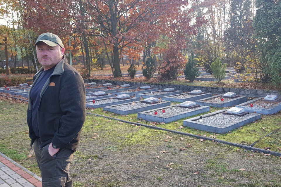 Fundacja Silesia dba o cmentarz żołnierzy radzieckich w Kędzierzynie-Koźlu [fot. A. Pospiszyl]