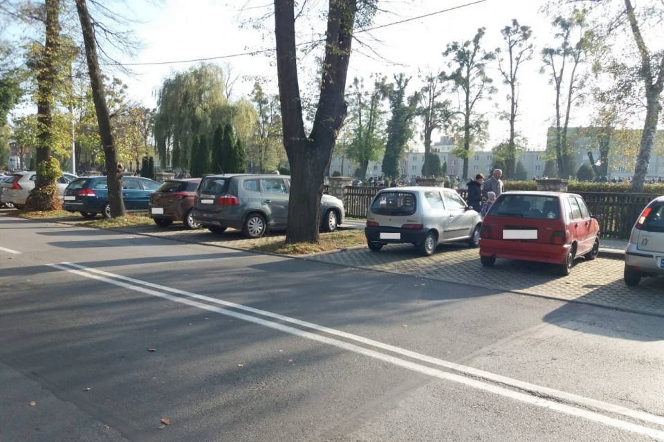 Miejsca parkingowe przy cmentarzu parafialnym są od strony ul. Strzelców Bytomskich [fot. A. Pospiszyl]