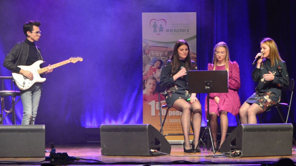 Koncert charytatywny na rzecz ZOL-u dla dzieci w Wierzbicach [fot. Daniel Klimczak]