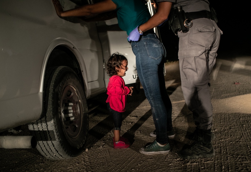 Zwycięskie zdjęcie World Press Photo 2019: Crying Girl on the Borde, John Moore, Getty Images