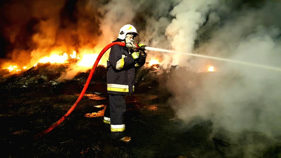 Pożar dzikiego wysypiska w Łambinowicach [fot. OSP Łambinowice]