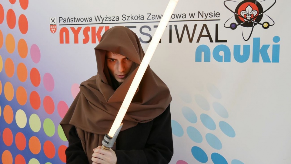 Piotr Marchewka z wykonanym przez siebie mieczem świetlnym [fot. PWSZ Nysa]