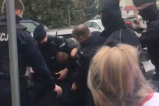 Kto kogo zaatakował Wątpliwości wokół policyjnej interwencji na Zaodrzu w Opolu. Policja: mężczyzna był agresywny, kopał funkcjonariuszy