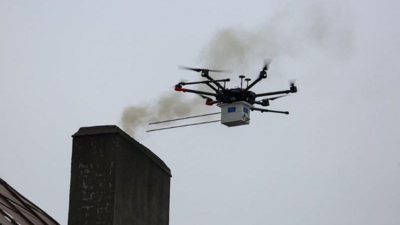Dron analizujący dym z komina [fot. Straż Miejska Katowice]