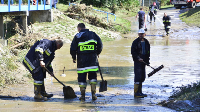 Powodzianie z Morowa wkrótce otrzymają kolejne wsparcie. Samorządy pracują nad zabezpieczeniem miejscowości narażonych na kolejne zalania