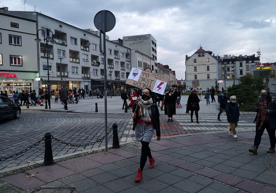 Ogólnopolski Strajk Kobiet w Opolu sparaliżował ulice stolicy regionu. "Walczymy o prawo do wyboru" [fot. Katarzyna Doros]