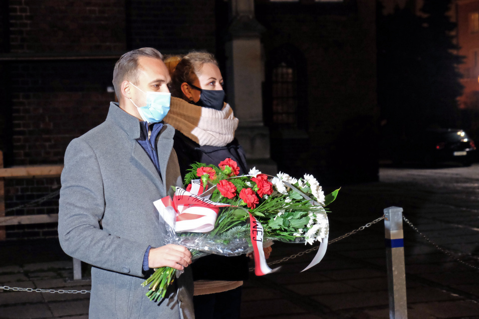 Opolska delegatura IPN złożyła kwiatów przy pomniku bł. ks. Jerzego Popiełuszki, Opole 13.12.20 [fot. Wanda Kownacka]