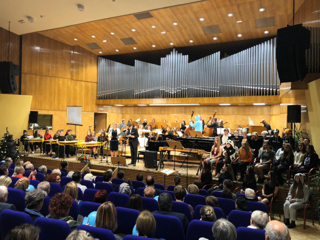 Koncert charytatywny w Filharmonii Opolskiej. Uczniowie 1 LO pomagają chorej koleżance