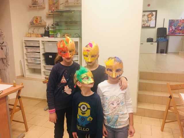 Każda była inna, każda - kolorowa. Dzieci wraz rodzicami tworzyły maski karnawałowe na warsztatach w Muzeum Śląska Opolskiego