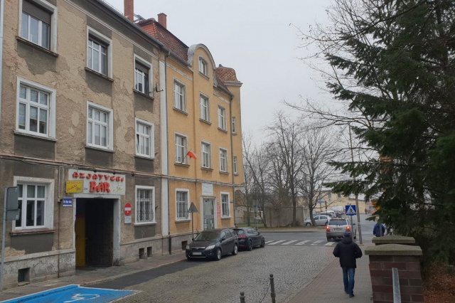 Strzelce Opolskie: dachówki z dachu PCPR nadal spadają na chodnik