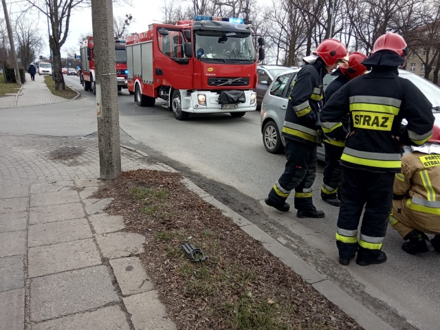 Zderzenie dwóch aut w Opolu. W powiecie brzeskim bus wypadł z drogi