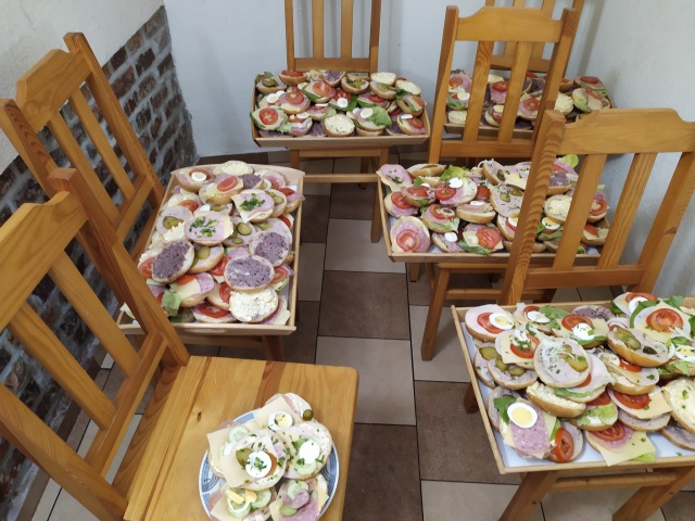 Wolontariusze z Opola przygotowują śniadanie dla potrzebujących