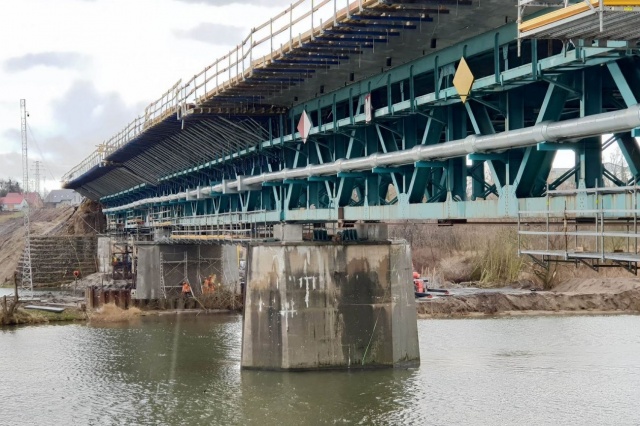 Stary most kolejowy w Krapkowicach urósł - są już jezdnie, niedługo będą kładki dla pieszych i rowerzystów