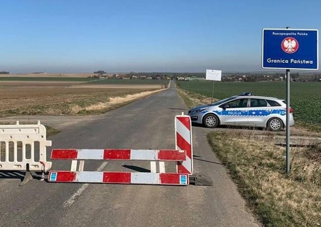 Policjanci pomagają pilnować polsko-czeskiej granicy w Trzebinie. Kontrolują też osoby na kwarantannie