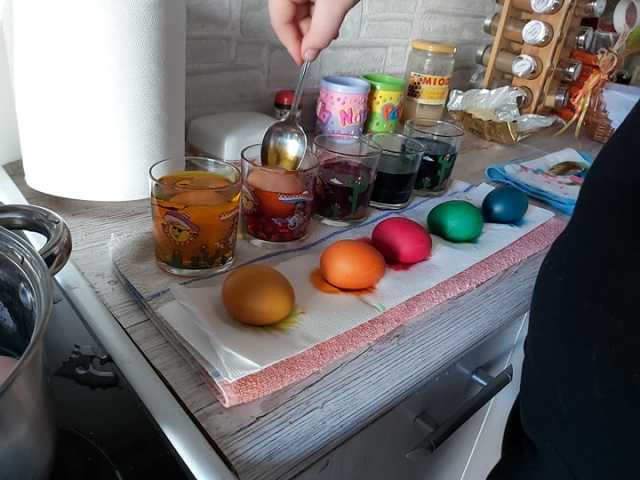 Opolanie najczęściej jajka barwią w cebuli lub sklepowymi farbkami