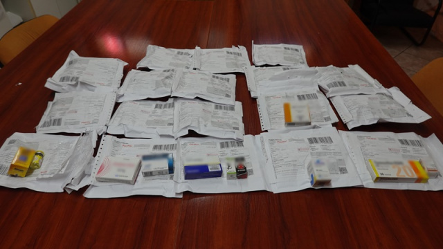 Funkcjonariusze KAS ujawnili nielegalne sterydy anaboliczne w przesyłkach pocztowych