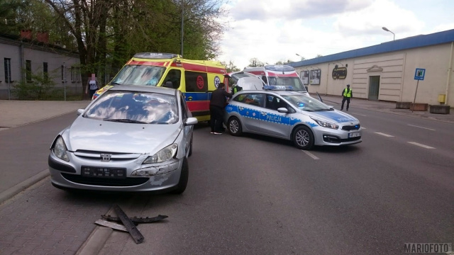 Zdarzenie drogowe na ulicy Niemodlińskiej w Opolu. Pogotowie zabrało do szpitala na badania dwie ciężarne kobiety i dziecko