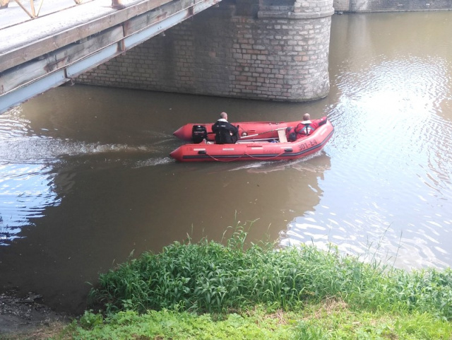AKTUALIZACJA. Strażacy przeszukują dno kanału Młynówka w Opolu. Sprawdzają, czy do wody wpadł jeden z uczestników bójki.