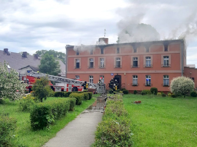 Pożar budynku wielorodzinnego w Wierzbicy Dolnej. W akcji uczestniczyło 18 zastępów straży pożarnej [AKTUALIZACJA]