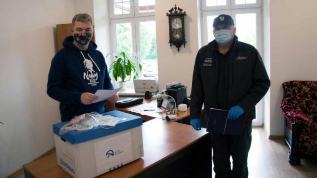 Więźniowie z Brzegu i Grodkowa uszyli maseczki ochronne dla uczniów opolskich szkół