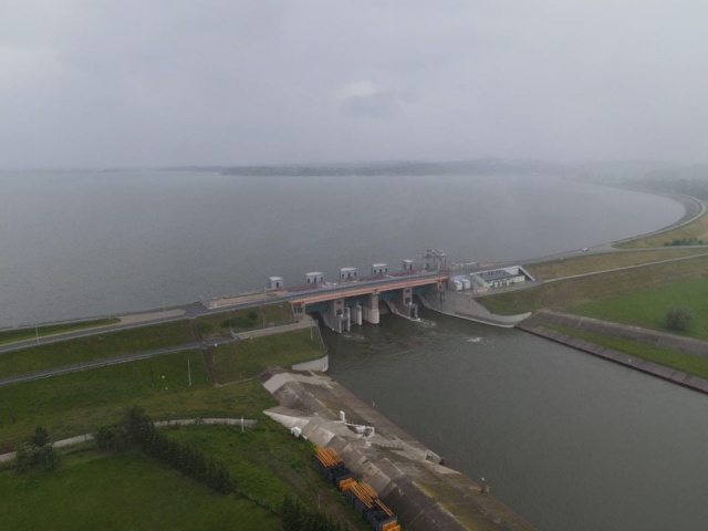 Wykonawca remontu zapory Jeziora Nyskiego usuwa usterki w ramach gwarancji. Na czas prac obniżono poziom wody