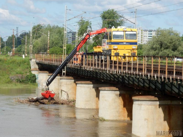 Opole: z powodu usuwania zatoru pod wiaduktem kolejowym pociągi mają niewielkie opóźnienia